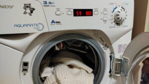 3 cucchiai in una bacinella - e i bianchi brillano di pulizia: anche uno straccio ingiallito divente