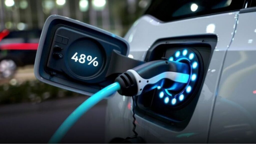 Auto elettrica in ricarica con cavo collegato alla colonnina