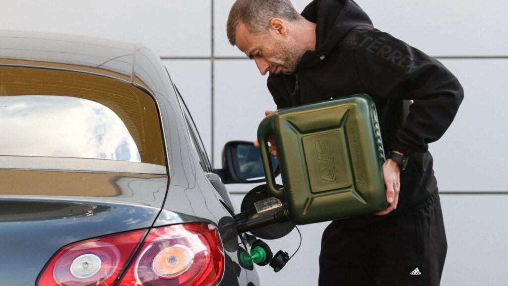 Pistola di benzina nel serbatoio dell'auto alla stazione di servizio