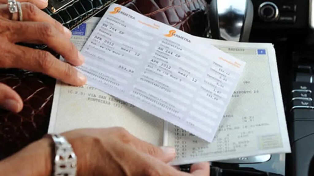 Avviso di pagamento bollo auto con chiavi dell'automobile
