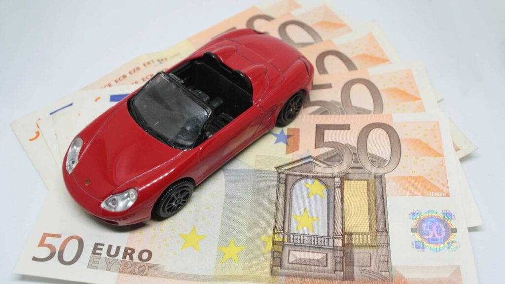 Avviso di sanatoria bollo auto 2026 sul cofano dell'automobile