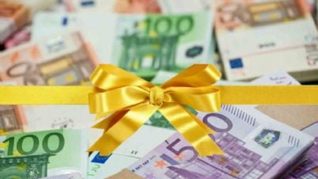 Padre e figlio controllano la causale di un bonifico bancario