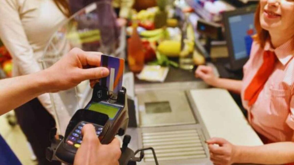 Carta di credito usata per la spesa al supermercato