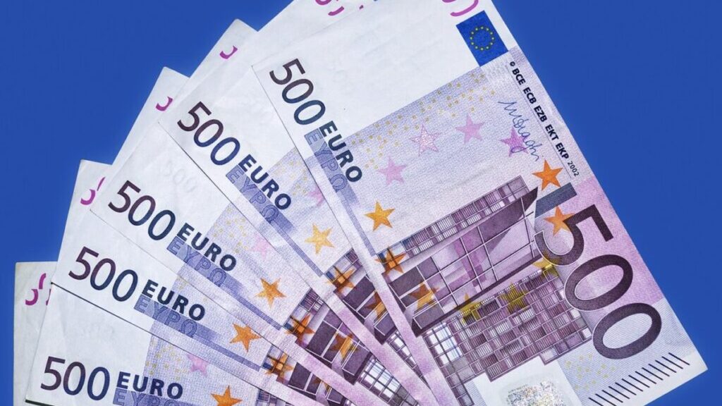 Banconote in euro conservate in un cassetto di casa
