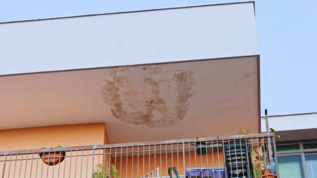 Infiltrazioni d'acqua dal balcone del vicino nel condominio