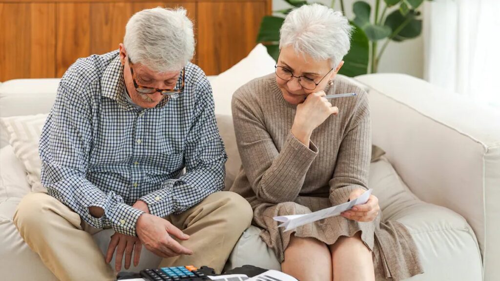 Coppia di pensionati consulta la tabella INPS delle pensioni 2026