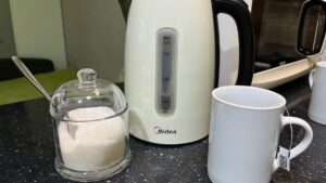 Quante volte si può far bollire la stessa acqua nel bollitore. Ricordatelo una volta per tutte